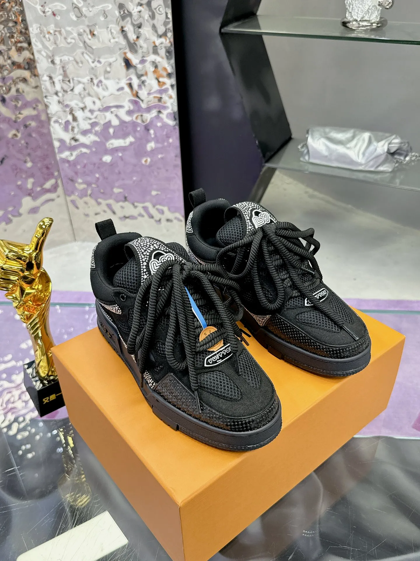 Men's shoes 💰900❤️❤️❤️ 𝙇𝙑 Bread shoes have added new colors 💓 Craftsmanship series 𝟐𝟎𝟐5/𝐒𝐒 𝐧𝐞𝐰 Louis Vuitton catwalk skate shoes are popular, LOUIS VUITTON Trainer is undoubtedly one of the most successful Sneakers launched by luxury brands, but the pace of exploration will not stop. LOUISVUITTON will also bring a new series of skateboard shoes in the spring of 2025. The new series in the picture returns to the 90s Chunky Skate Shoes look and feel. The uppers are made of leather and mesh. The fat silhouette and thick shoelaces are very eye-catching. It is expected to have quite a few colors like the Trainer. Judging from the previous DIOR show skate shoes, this chunky style may be even stronger next year. 💎 Size: Female 35-40 Male 39-46